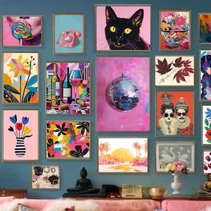 Op de afbeelding: Een galeriewand met een verscheidenheid aan kleurrijke ingelijste kunstwerken, waaronder een zwarte kat, een discobal, een stilleven met wijnflessen en een bloemenontwerp. De muur is lichtblauw geverfd.