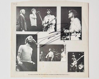 Capa interna do LP autografada por Barry Gibb com certificado de autenticidade.