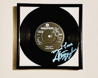 Disco de vinil autografado por Stevie Nicks com certificado de autenticidade e moldura.
