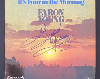 Capa do LP autografada por Faron Young com certificado de autenticidade.