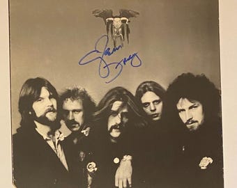 Glenn Frey, dos Eagles, autografou a capa interna do LP e inclui certificado de autenticidade.