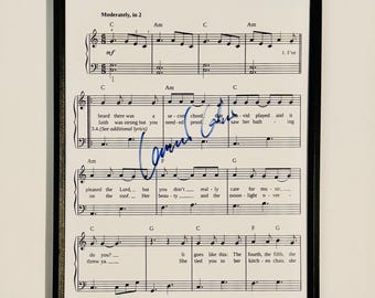 Partitura musical A4 de Leonard Cohen autografada com certificado de autenticidade e moldura.