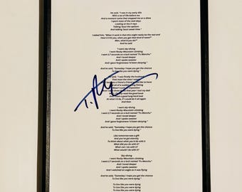 Folha de letras de Tim McGraw em formato A4 autografada, com certificado de autenticidade e moldura.