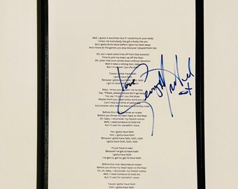Folha com a letra da música de George Michael, tamanho A4, autografada, com certificado de autenticidade e moldura.