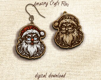 Op de afbeelding: Houten kerstman oorbellen met rode mutsen, witte baarden en blauwe brillen. Eén oorbel heeft een metalen haak. De tekst "Amazing Craft Files" en "digital download" zijn zichtbaar.