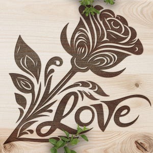 Può includere: Un cartello di legno con una rosa stilizzata marrone e la parola "LOVE" incisa nel legno.
