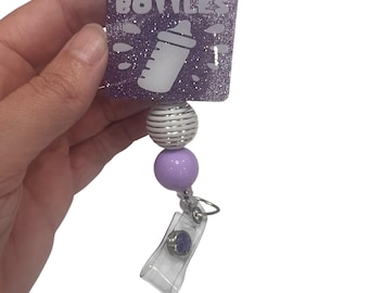 Carrete retráctil para credencial Poppin Bottles: detalles en resina epoxi