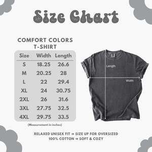 Puede incluir: Una camiseta Comfort Colors gris oscuro con una tabla de tallas. La tabla enumera las tallas S a 4XL, con medidas de ancho y largo en pulgadas. La camiseta es de corte unisex relajado, 100% algod&oacute;n, suave y c&oacute;moda.