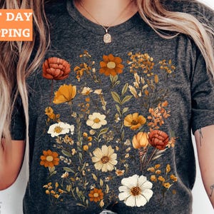Wildflower T shirt, Mothers Day Gift, Vintage Cottagecore Shirt, Goblincore Shirt, Boho Wildflowers Shirt, Nature T-shirts, Botanical Shirts