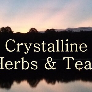 Puede incluir: Imagen de una tranquila puesta de sol sobre una masa de agua, con el texto "Crystalline Herbs & Teas" en una fuente serif. El cielo transita del azul al naranja, y el agua refleja la silueta oscura de los &aacute;rboles.