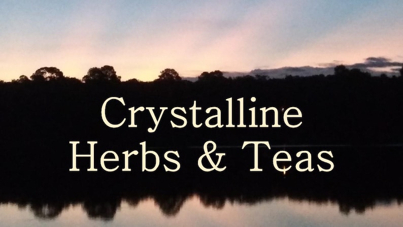 Puede incluir: Imagen de una tranquila puesta de sol sobre una masa de agua, con el texto "Crystalline Herbs & Teas" en una fuente serif. El cielo transita del azul al naranja, y el agua refleja la silueta oscura de los &aacute;rboles.