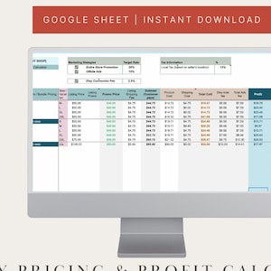 以下が含まれることがあります： KoziPlanner製の「Etsy Pricing & Profit Calculator」というタイトルのGoogleスプレッドシートが表示されたコンピューター画面。スプレッドシートには、出品価格、送料、総費用、Etsy手数料、利益の各列が含まれています。