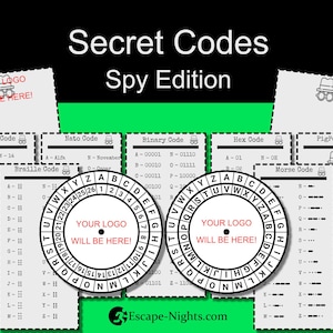 Può includere: Una raccolta di schede di codici segreti, tra cui codici Decimali, Nato, Binari, Esadecimali, PigPen e Morse. Le schede sono bianche con testo nero e presentano un tema spia, con uno sfondo verde e il testo "Secret Codes Spy Edition".
