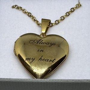 Elegant 9 karat guldfyllt hjärtformat medaljonghalsband med graverat "Always in My Heart"-hänge, 20-tums kedja