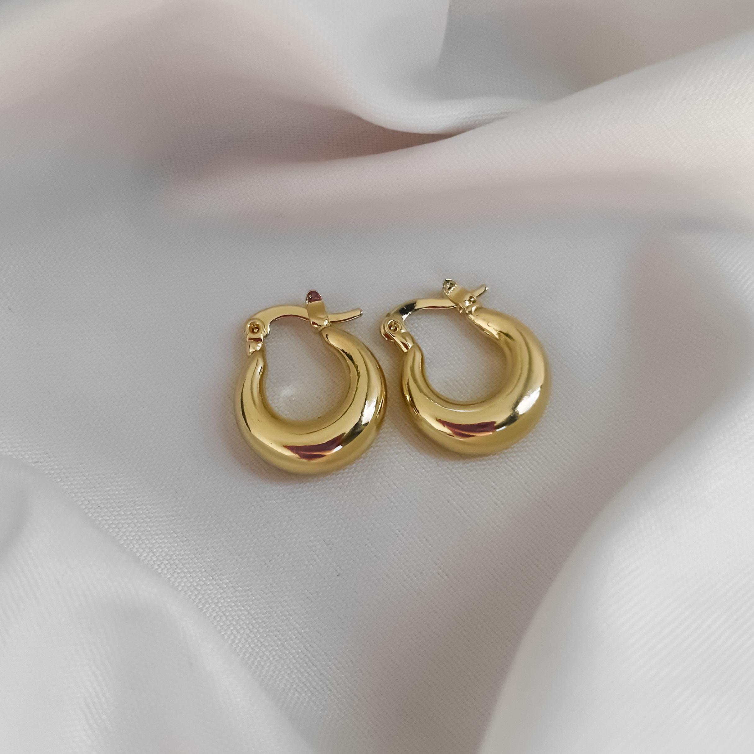 Gold filled huggy hoops 14k Gold hoops Everyday hoop earrings Friend birthday gift Thick huggy hoops Gold fill earrings Small Gold hoops