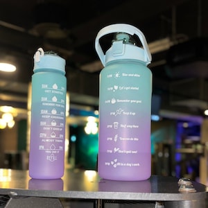 Botella de agua de 2 litros con pajita para mujeres y niñas, botellas de  viaje portátiles grandes para deporte
