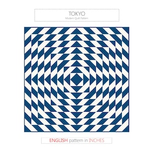 Peut inclure: Un modèle de courtepointe appelé "Tokyo" avec un design géométrique moderne. Le motif présente une série de carrés concentriques composés de triangles blancs et bleu foncé.