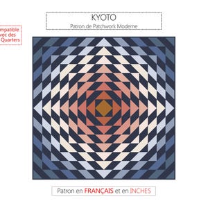 Könnte beinhalten: Ein geometrisches Quiltmuster namens "Kyoto" mit modernem Patchwork-Design. Das Muster zeigt ein zentrales Quadrat mit konzentrischen Ringen aus Dreiecken in Blautönen, Rosa und Weiß. Das Muster ist mit Fat Quarters kompatibel.