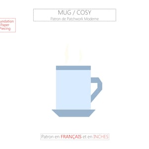 Peut inclure: Une tasse bleu clair avec une soucoupe assortie, de la vapeur s'élevant du haut. L'image comprend le texte "MUG / COSY" et "Patron de Patchwork Moderne". Le texte supplémentaire indique que le patron est en français et en pouces.