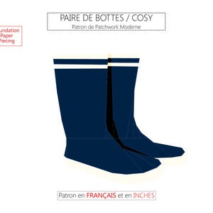 May include: Illustration of a pair of navy blue rain boots with white accents. The boots are labeled "PAIRE DE BOTTES / COSY" and "Patron de Patchwork Moderne". The text "Foundation Paper Piecing" and "Patron en FRANÇAIS et en INCHES" are also present.