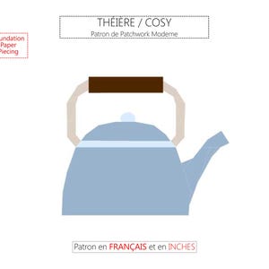 Op de afbeelding: Illustratie van een lichtblauwe theepot met een bruin handvat en een witte tuit. De tekst "THÉIÈRE / COSY" en "Patron de Patchwork Moderne" staan boven de theepot. De tekst "Foundation Paper Piecing" en "Patron en FRANÇAIS et en INCHES" zijn ook aanwezig.