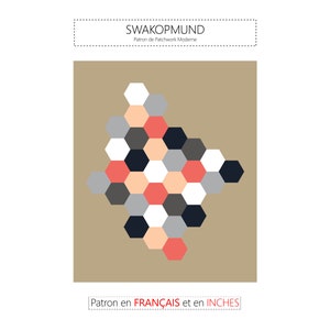 Peut inclure: Un motif géométrique d'hexagones en noir, blanc, gris, pêche et corail. Le motif est disposé en forme de triangle. Le fond est de couleur brun clair. Le texte "SWAKOPMUND" est en haut de l'image. Le texte "Patron en FRANÇAIS et en INCHES!" est en bas de l'image.