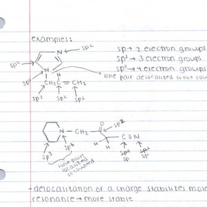 Può includere: Appunti scritti a mano su un foglio di carta rigato che spiegano il concetto di strutture di risonanza in chimica. Gli appunti includono esempi di molecole con diversi stati di ibridazione, come sp3, sp2 e sp. Gli appunti discutono anche l'importanza della delocalizzazione della carica e la stabilità delle strutture di risonanza.