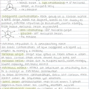 Può includere: Appunti scritti a mano su un foglio di carta rigato che spiegano i concetti di conformazioni eclissate e sfalsate in chimica organica. Gli appunti includono diagrammi di molecole di etano in entrambe le conformazioni e discutono la relazione tra l'angolo di torsione e la tensione di torsione.