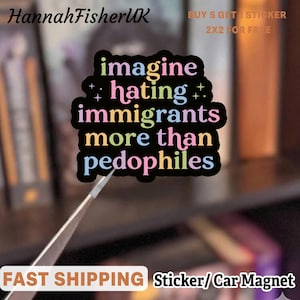 Op de afbeelding: Een zwarte sticker met de tekst "imagine hating immigrants more than pedophiles" in kleurrijke letters. De sticker wordt vastgehouden door een pincet. De tekst "HannahFisherUK" staat linksboven.