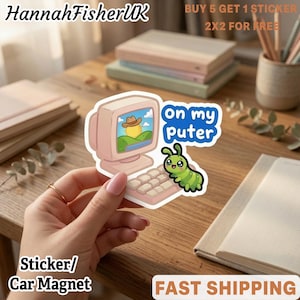 Op de afbeelding: Een gestanste sticker met een lichtroze vintage computer met een landschapsweergave op het scherm en een groene cartoonrups op het toetsenbord. De sticker bevat een blauwe tekstballon met de witte tekst on my puter.