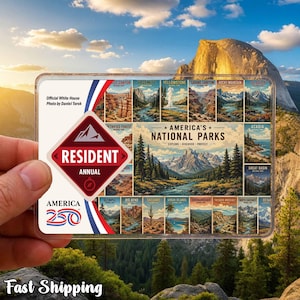 Può includere: Una carta di plastica trasparente con un design per i Parchi Nazionali d'America. La carta ha un emblema annuale residente rosso e bianco e il testo "America 250". La carta mostra immagini di vari parchi nazionali.