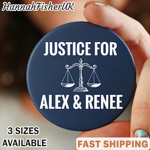 Pode incluir: Um suporte pop redondo azul marinho com o texto "JUSTICE FOR ALEX & RENEE" em branco. Uma balança da justiça branca está centrada acima dos nomes. O texto "3 SIZES AVAILABLE" está na parte inferior.
