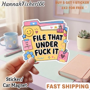 Könnte beinhalten: Ein gestanzter Aufkleber mit einem gelben Aktenordner und dem Text "FILE THAT UNDER FUCK IT" in fetten schwarzen Buchstaben. Das Design enthält einen rosa Haftnotizzettel mit der Aufschrift "not my problem", eine blaue Blume und einen Smiley.