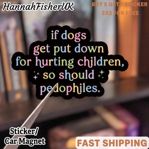 以下が含まれることがあります： 「if dogs get put down for hurting children, so should pedophiles」と書かれた黒いステッカー。テキストはマルチカラーです。ステッカーはピンセットで保持されています。「Sticker/Car Magnet」の文字が下にあります。
