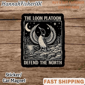 Può includere: Adesivo nero o magnete per auto con un'illustrazione dettagliata di un colimbo con le ali spiegate, una luna crescente e la scritta "THE LOON PLATOON DEFEND THE NORTH". Il design è su sfondo scuro.