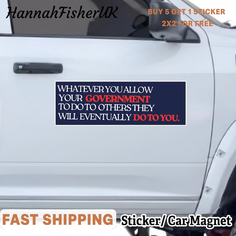 Puede incluir: Un im&aacute;n rectangular para coche con el texto "WHATEVER YOU ALLOW YOUR GOVERNMENT TO DO TO OTHERS THEY WILL EVENTUALLY DO TO YOU." en blanco y rojo sobre un fondo azul marino. El im&aacute;n est&aacute; adherido a un veh&iacute;culo blanco.