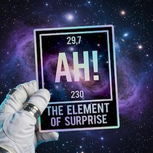 Puede incluir: Un letrero rectangular sostenido por una mano enguantada contra un fondo espacial. El letrero dice "AH!" con números arriba y "THE ELEMENT OF SURPRISE" abajo. El fondo presenta una galaxia con estrellas y tonos morados y azules.