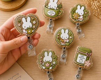 Pode incluir: Seis porta-crachás com o coelho branco Miffy em vários designs com tema matcha. Cada um tem um clipe de plástico transparente e um topo decorativo nas cores verde, castanho e branco, alguns com o texto miffy MATCHA.