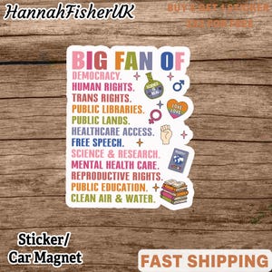 Könnte beinhalten: Ein Aufkleber oder Auto-Magnet mit dem Text "BIG FAN OF" über einer Liste sozialer und politischer Themen. Das Design enthält kleine Illustrationen und den Text "SCIENCE IS REAL". Der Aufkleber sagt auch "Sticker/Car Magnet".