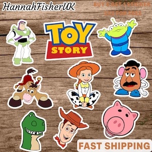 Può includere: Una collezione di adesivi colorati dei personaggi di Toy Story, tra cui Buzz Lightyear, un alieno e Woody. Gli adesivi hanno un bordo bianco e sono su uno sfondo di legno. È incluso anche il logo di Toy Story.