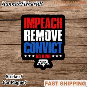 Puede incluir: Pegatina o imán para coche negro con las palabras "IMPEACH REMOVE CONVICT" en rojo, blanco y azul. El texto "NO KING" está debajo de la palabra "CONVICT". La pegatina tiene un diseño de corona en la parte inferior.