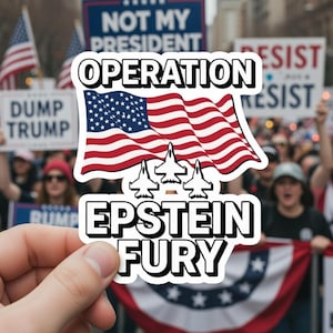 Peut inclure: Un autocollant blanc avec le texte "OPERATION EPSTEIN FURY" et un drapeau américain avec trois avions de chasse. L'autocollant est tenu devant une foule de personnes avec des pancartes.