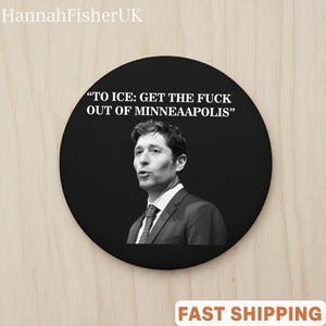 Puede incluir: Posavasos redondo negro con una imagen en blanco y negro de un hombre hablando. El posavasos tiene el texto blanco "TO ICE: GET THE FUCK OUT OF MINNEAPOLIS". Las palabras "FAST SHIPPING" están en la parte inferior.