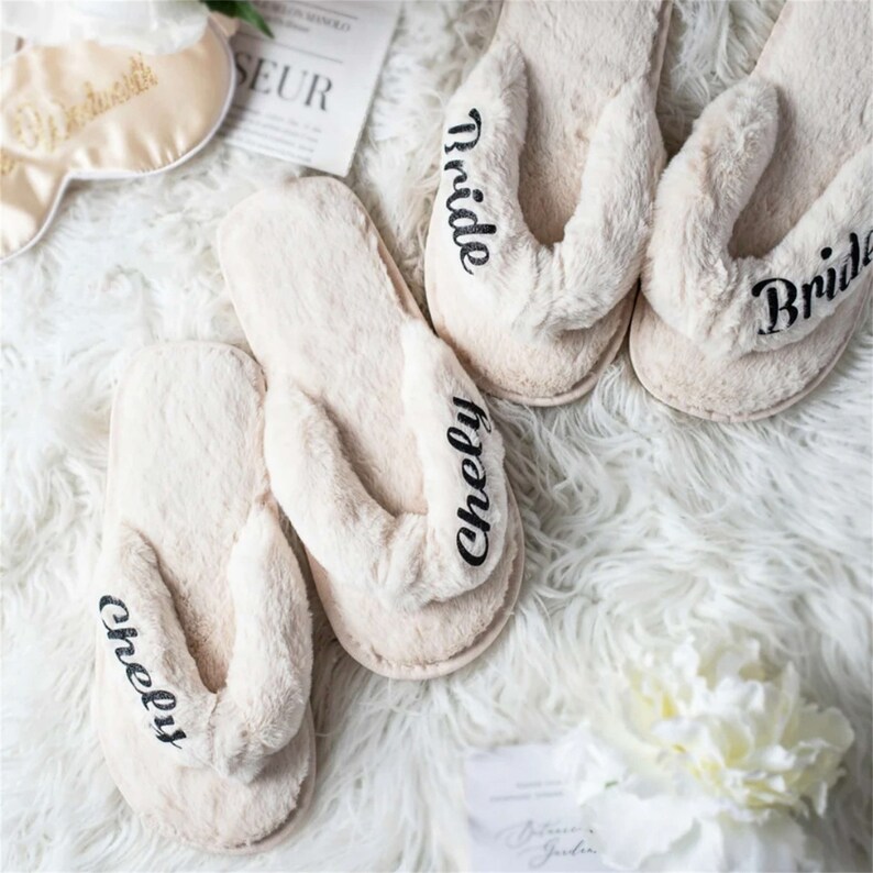 Gepersonaliseerd cadeau Bruidsslipper, Bruid Cadeau Parels Slippers, Parels letters Pluizige Slippers, Aangepaste Bruiloft Pluizige Slippers, Bruidsmeisje Geschenken afbeelding 4