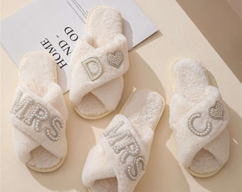 Personalized gift Bridal Slipper,Bride Gift Pearls Slippers,pearls letters Fluffy Slippers,Custom Mrs Fluffy Slippers,Bridesmaid Gifts