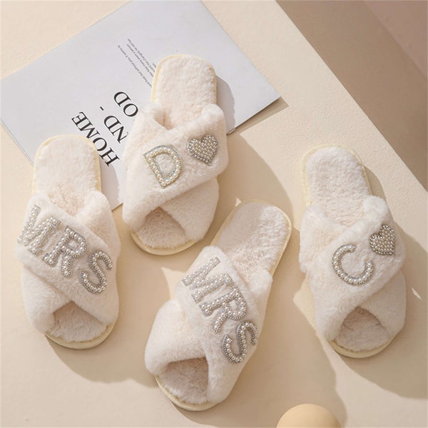 Gepersonaliseerd cadeau Bruidsslipper, Bruid Cadeau Parels Slippers, Parels letters Fluffy Slippers, Aangepaste mevrouw Fluffy Slippers, Bruidsmeisje Geschenken