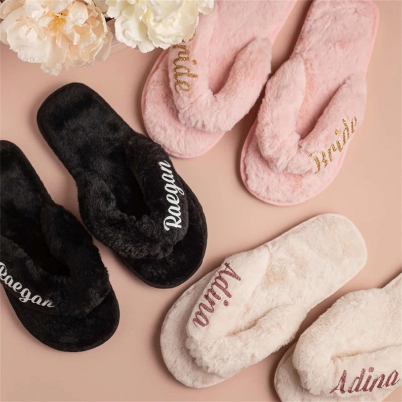 Gepersonaliseerd cadeau Bruidsslipper, Bruid Cadeau Parels Slippers, Parels letters Pluizige Slippers, Aangepaste Bruiloft Pluizige Slippers, Bruidsmeisje Geschenken afbeelding 1