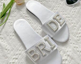 Zapatilla nupcial de regalo personalizada, zapatillas de perlas de regalo de novia, zapatillas esponjosas con letras de perlas, zapatillas personalizadas de señora esponjosas, regalos de dama de honor