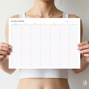 Puede incluir: Un planificador semanal blanco con una combinación de colores pastel. El planificador está sostenido por una persona y presenta el texto "Weekly Schedule" en la parte superior, con los días de la semana en la parte superior y espacios de tiempo en el lateral.