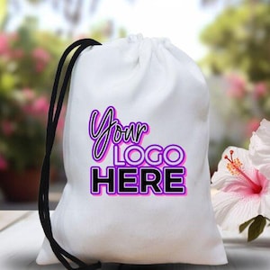 Puede incluir: Bolsa de tela blanca con cordones de ajuste negros. La bolsa tiene el texto "Your Logo Here" impreso en negro y morado.